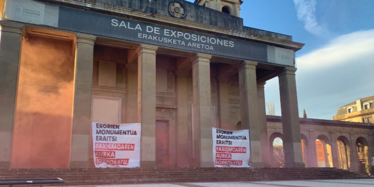 En desacuerdo con el acuerdo, exigen el derribo del edificio franquista de Iruñea