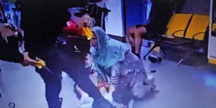 Salvajismo policial en Reino Unido (vídeo)