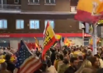 Ignorancia y fascismo: banderas (incluida la de EE.UU) ante la sede del PSOE pensando que es de Izquierdas