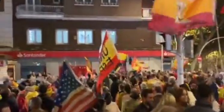 Ignorancia y fascismo: banderas (incluida la de EE.UU) ante la sede del PSOE pensando que es de Izquierdas