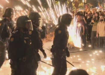 La rabia y la impotencia estallan ante el Ayuntamiento de Valencia (Videos)