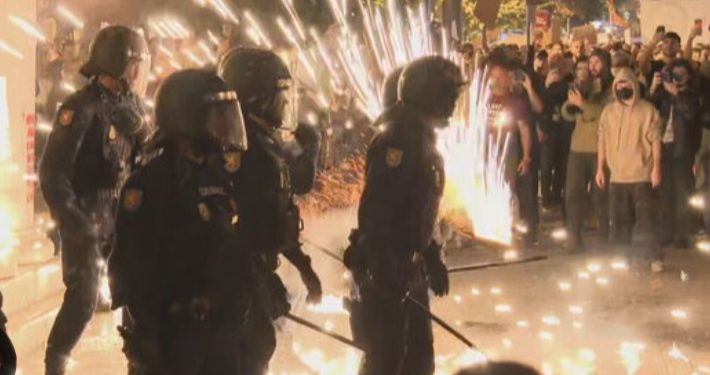 La rabia y la impotencia estallan ante el Ayuntamiento de Valencia (Videos)