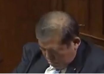 JAPÓN. Se votaba en el Parlamento su reelección como primer ministro y se quedó dormido (Video)