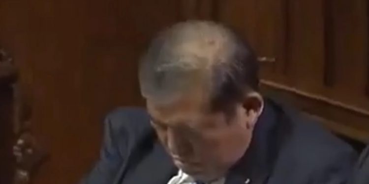 JAPÓN. Se votaba en el Parlamento su reelección como primer ministro y se quedó dormido (Video)
