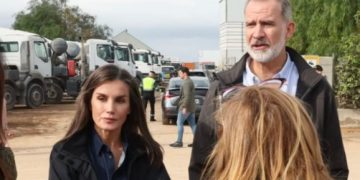 Gente muy harta: momento en que le arrojan fango a Letizia y su marido (Videos)
