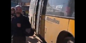 Vergonzoso: La prueba de que trasladan a personas a limpiar Centros Comerciales en medio del desastre