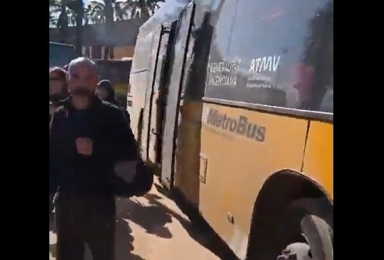 Vergonzoso: La prueba de que trasladan a personas a limpiar Centros Comerciales en medio del desastre