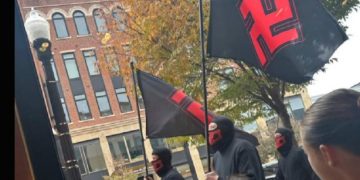 EE.UU. (Ohio, Columbia) nazis con banderas por las calles con absoluta impunidad