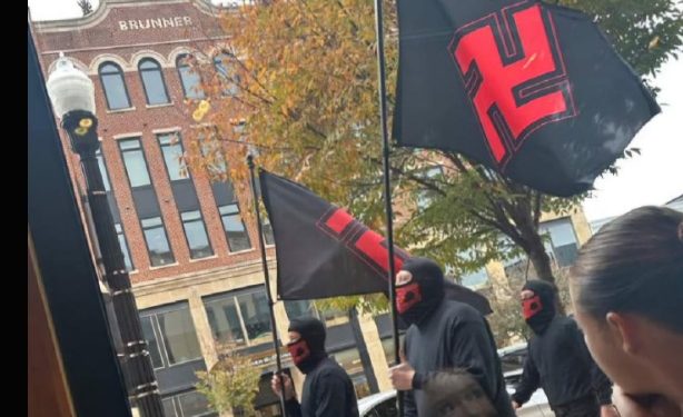 EE.UU. (Ohio, Columbia) nazis con banderas por las calles con absoluta impunidad