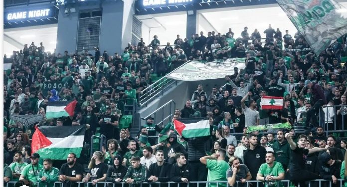 Con esta pancarta recibieron al Maccabi de Tel Aviv en el partido de baloncesto contra el Panathinaikos de Atenas