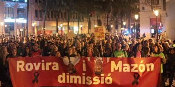 La Comunidad educativa se manifiesta en Valencia pidiendo dimisiones
