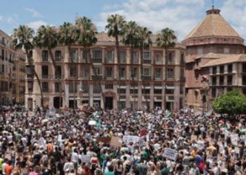 Miles de personas se manifestaron en Sevilla, Málaga y Cádiz por el derecho a la vivienda