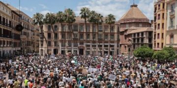 Miles de personas se manifestaron en Sevilla, Málaga y Cádiz por el derecho a la vivienda