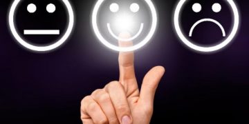 Nos hacemos eco de la visita del marido de Letizia a una tintorería a blanquearse, y de la vuelta del NO-DO