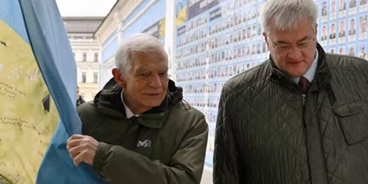 UE. El ínclito Borrell asegura en Ucrania que si EE.UU retira apoyos, Europa mandará más dinero