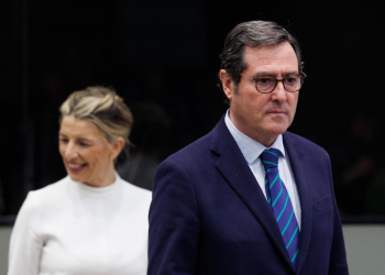 Yolanda Díaz y su ‘por favor’ no convencen a la CEOE para la reducción de jornada