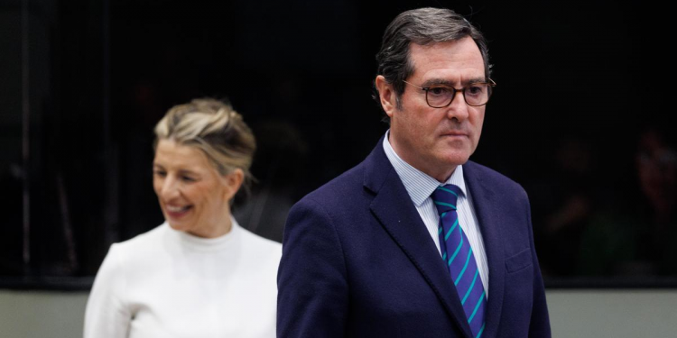 Yolanda Díaz y su ‘por favor’ no convencen a la CEOE para la reducción de jornada