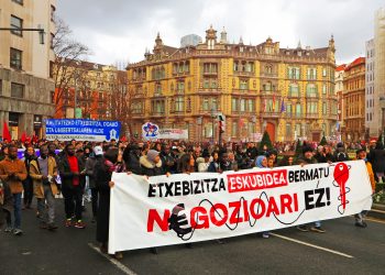 Miles de personas se han manifestado en Bilbao contra el negocio de la vivienda