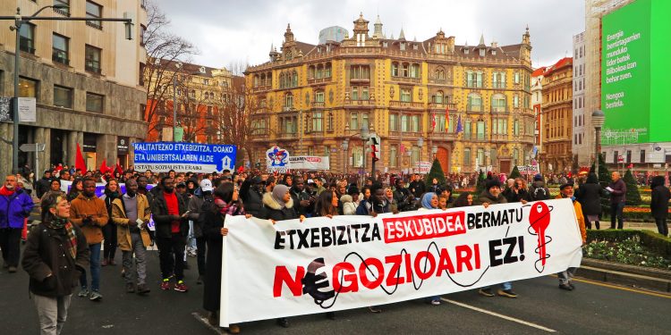 Miles de personas se han manifestado en Bilbao contra el negocio de la vivienda