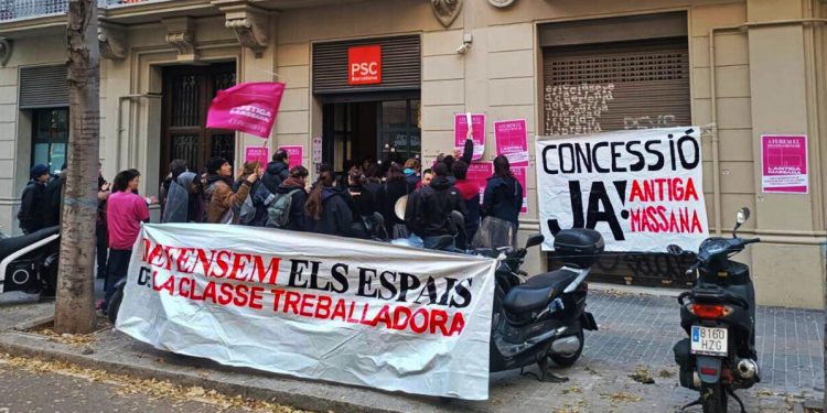 Más de 100 personas ocuparon la sede del PSC: “¡l’Antiga Massana en guerra contra la ciudad de los ricos!”
