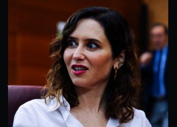 Militantes de la CJS le escupen a Ayuso la verdad a cara