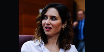 Militantes de la CJS le escupen a Ayuso la verdad a cara