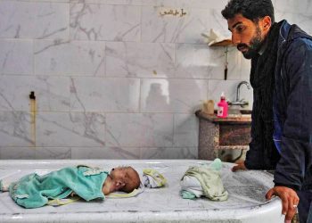 Si Israel no los asesina con bombas y hambre, en Gaza los bebés comienzan a morir por frío (vídeo)