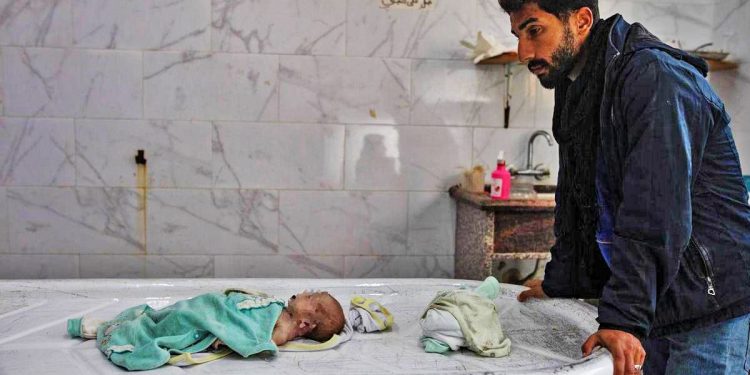 Si Israel no los asesina con bombas y hambre, en Gaza los bebés comienzan a morir por frío (vídeo)