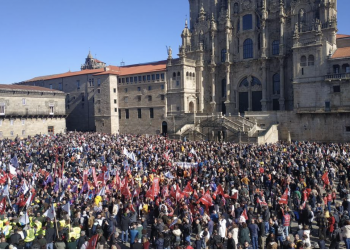 Multitudinaria manifestación en Santiago de Compostela contra la instalación de la macro celulosa ALTRI