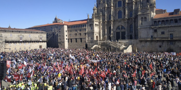 Multitudinaria manifestación en Santiago de Compostela contra la instalación de la macro celulosa ALTRI