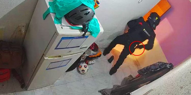 Policía al servicio del capital desenfundó su arma durante un desahucio en Barcelona