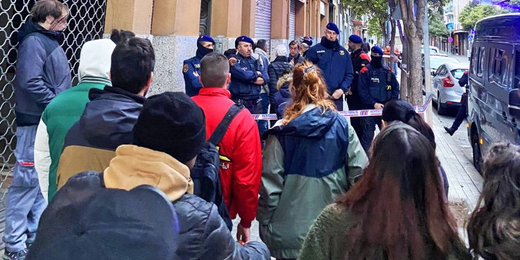 Desahuciada en Mataró una familia con tres hijos menores y una mujer embarazada