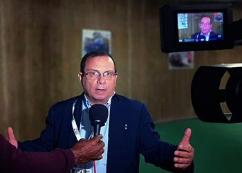 Fernando González: “Con una mano aprietan el cuello para asfixiarnos, con la otra nos señalan como un estado fallido”