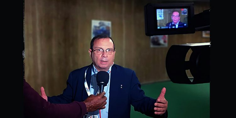 Fernando González: “Con una mano aprietan el cuello para asfixiarnos, con la otra nos señalan como un estado fallido”