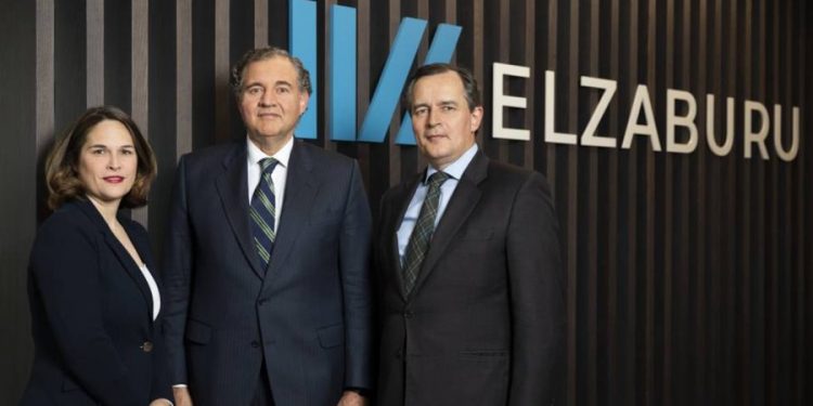 Vallekas consigue parar un desahucio de una familia franquista a un obrero por deber 45 euros