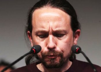 De cómo Pablito quiso clavar un clavito y se golpeó el dedito