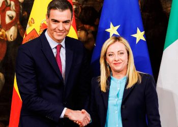 El gobierno español (PSOE-Sumar) condecora a la ultraderechista Giorgia Meloni
