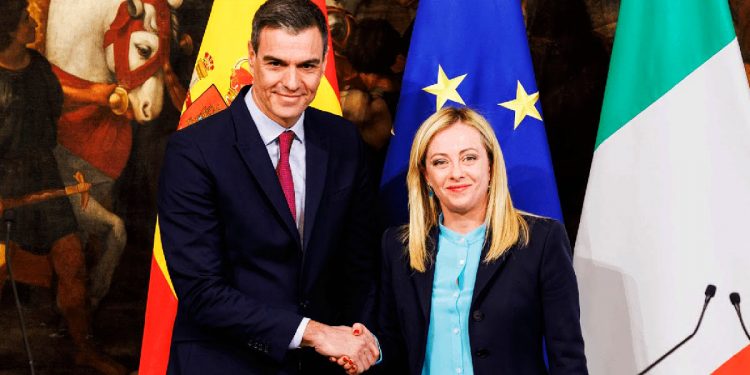 El gobierno español (PSOE-Sumar) condecora a la ultraderechista Giorgia Meloni
