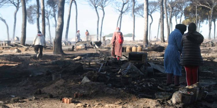 El incendio de un asentamiento descubre, una vez más, las condiciones de vida de miles de trabajadores inmigrantes