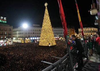 Hay que ser optimista pero ver a Bisbal y Ayuso cantando «El burrito Sabanero» ante miles de personas…