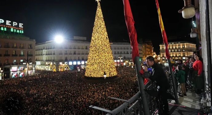 Hay que ser optimista pero ver a Bisbal y Ayuso cantando «El burrito Sabanero» ante miles de personas…