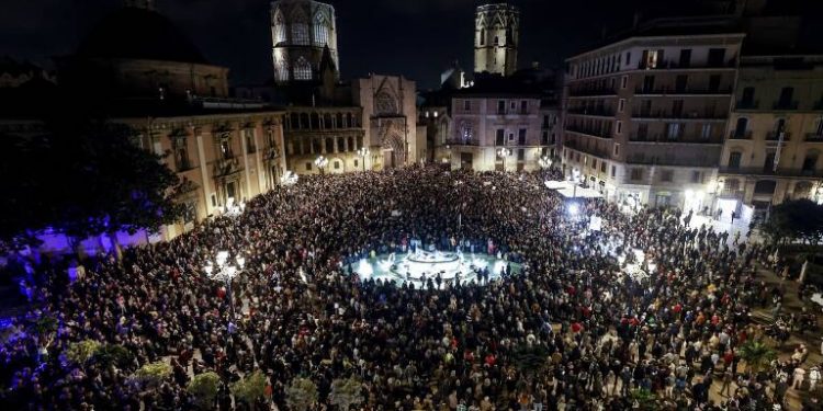 Mazón no se va a enterar pero anoche decenas de miles de personas lo repudiaron en las calles