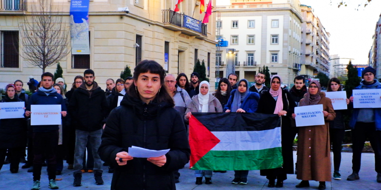 El Gobierno español pretende desahuciar a cinco familias palestinas que viven en Gasteiz y huyeron del genocidio