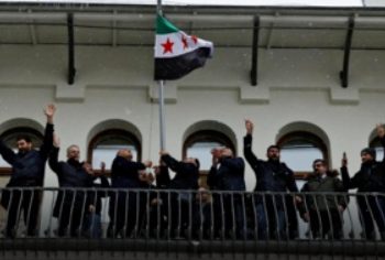 RUSIA. Izan la que será la nueva bandera de Siria en su Embajada en Moscú