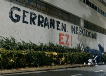 Hacen pintada en la empresa de armas SAPA contra el negocio de la guerra (+ vídeo)