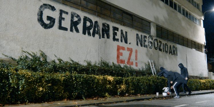 Hacen pintada en la empresa de armas SAPA contra el negocio de la guerra (+ vídeo)