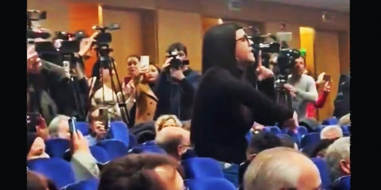 Militantes de la OJS escrachan a Carlos Mazón en la Universitat d’Alacant (+ vídeo)