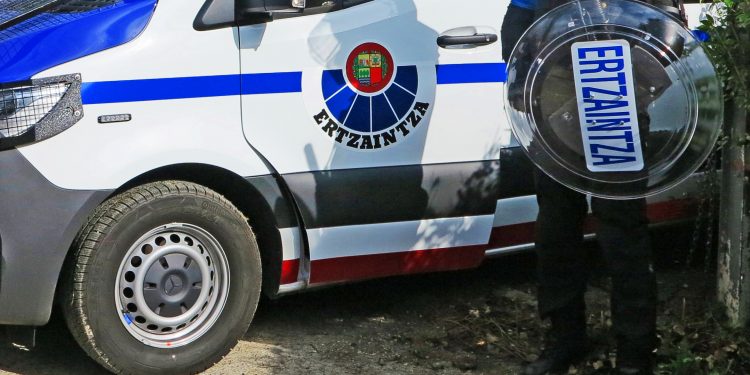 De cómo algunos agentes de la Ertzaintza se empeñan en “trabajar” hasta cuando no están de servicio