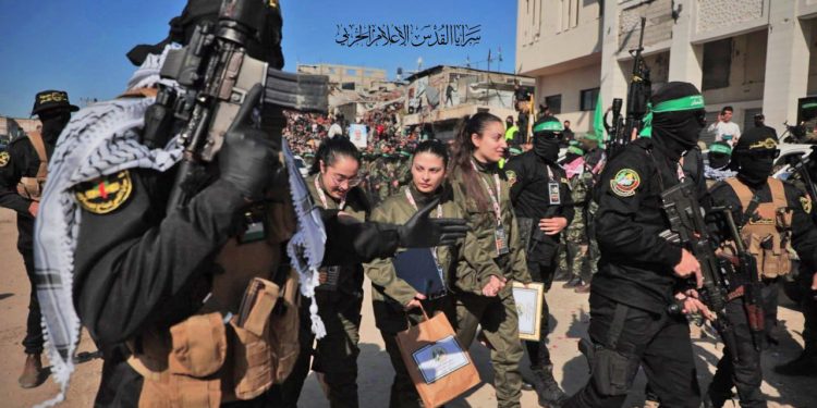 PALESTINA. Nuevo baño de masas y demostración de fuerza de Hamás al liberar a las cuatro soldados israelíes