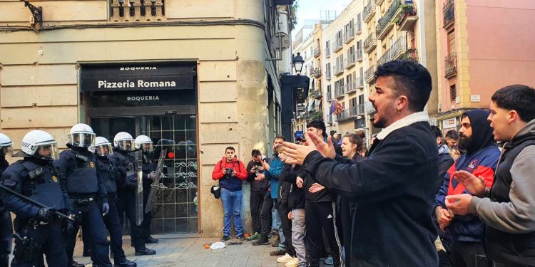 La policía del capital desaloja de manera ilegal l’Antiga Massana; reprime y detiene a varias personas